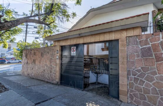 Casa Av León Jardines del Moral