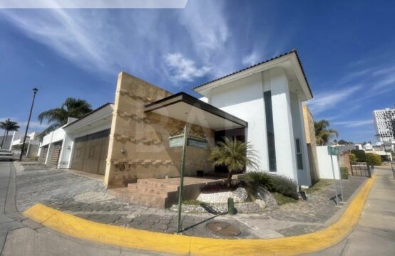 Casa Jardines del Campestre Esquina